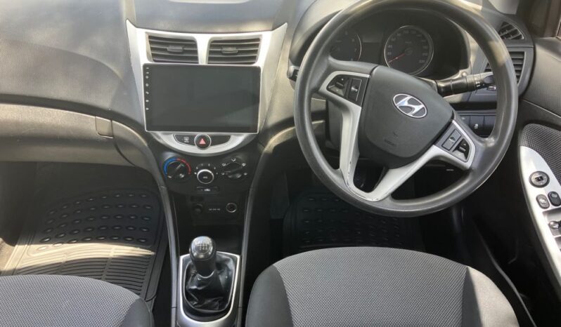 
								2013 Hyundai Accent Manual Sedan full									